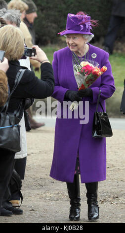 SANDRINGHAM, REGNO UNITO - 06 FEBBRAIO; la regina Elisabetta II, si unisce ai membri della famiglia reale al servizio della Chiesa di domenica sulla tenuta di Sandringham Norfolk. Il 6 febbraio 2011 a Sandringham, Inghilterra persone: HRH la regina Elisabetta II Foto Stock