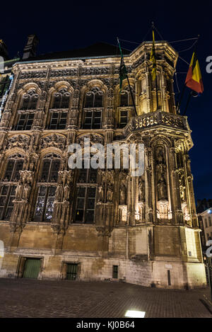 Facciata gotica del municipio della città medievale di Gand di notte in Belgio Foto Stock