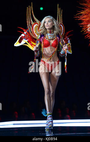 Elsa Hosk sulla passerella per il Victoria's Secret Fashion Show alla Mercedes-Benz Arena di Shanghai, Cina Foto Stock