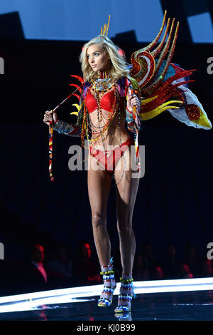 Elsa Hosk sulla passerella per il Victoria's Secret Fashion Show alla Mercedes-Benz Arena di Shanghai, Cina Foto Stock