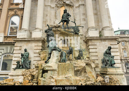 Matthias fontana nel nord-ovest del cortile di palazzo reale (castello), famoso punto di riferimento storico di Budapest, Ungheria. Foto Stock