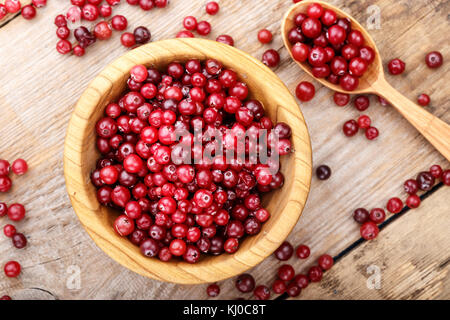 Mirtilli rossi maturi su uno sfondo di legno, vitamina organico prodotto per rafforzare l'immunità Foto Stock