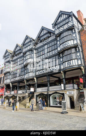 Storica in bianco e nero di edifici in Bridge Street, Chester, Regno Unito Foto Stock