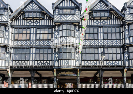 Storica in bianco e nero di edifici in Bridge Street, Chester, Regno Unito Foto Stock