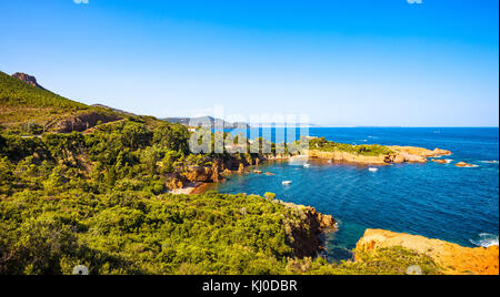 Esterel mediterraneo rocce rosso costa, spiaggia e mare riviera francese in Cote d Azur vicino a cannes, Provenza, in Francia, in Europa. Foto Stock