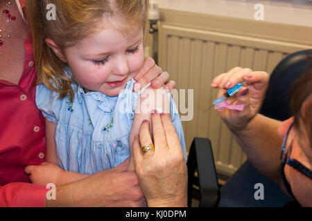 Pratica dando infermiere NHS 4-in-1 pre-scuola / booster Pre scuola & booster MMR seconda dose di immunizzazione inoculazione / / jab a 3 anno di età bambino Foto Stock