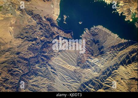 Vista dalla stazione spaziale internazionale alla Diga di Hoover e il lago Mead al di fuori di las vegas nevada visto dalla terra orbita. Foto Stock