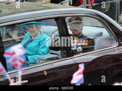 WINDSOR, INGHILTERRA - MAGGIO 19: La Parata delle forze armate partecipa alla Parata delle forze armate e al Muster il 19 maggio 2012 a Windsor, Inghilterra. Oltre 2500 truppe hanno partecipato al Diamond Jubilee Muster di Home Park. Persone: Regina Elisabetta II, Principe Filippo, Duca di Edimburgo Foto Stock