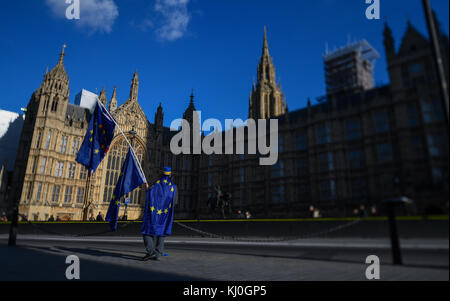 Un solitario manifestante Brexit continua il suo one man stand contro il voto Brexit esito al di fuori della sede del parlamento di Londra. Foto Stock