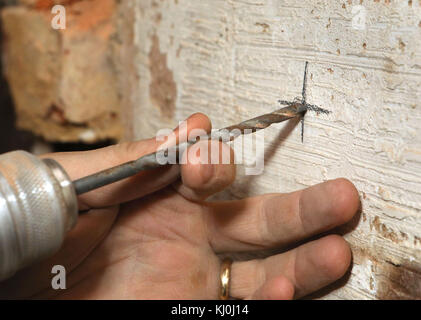 Richard Burr perfora un muro per la sua colonna fai da te. Foto Stock