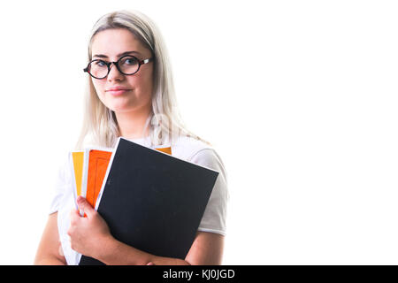 Istruzione secondaria nel Regno Unito: Una giovane adolescente di 16, 17 anni, studentessa che indossa gli occhiali, che va all'università con i suoi quaderni e i compiti tra le braccia, Regno Unito Foto Stock