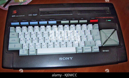 La Sony Hitbit 10P, una delle prime console portatili per giochi elettronici degli anni '1980, è nota per il suo ruolo nell'evoluzione della tecnologia di gioco portatile. Foto Stock