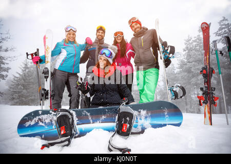 Gruppo di amici durante le vacanze invernali - sorridente sciatori di divertimento sulla neve Foto Stock