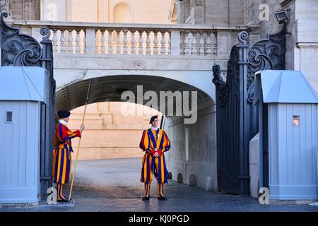 Città del Vaticano - Vaticano - 12 aprile: una coppia di Guardie Svizzera Pontificie guardia all'ingresso della basilica di san Pietro il 12 aprile 2017. guardie svizzere. Foto Stock