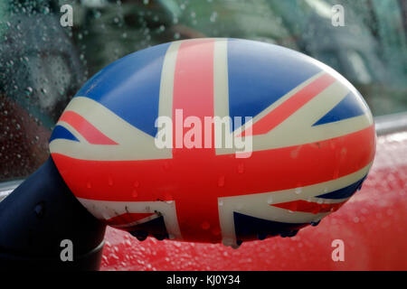 Ala auto specchio con la bandiera europea disegno ricoperto in gocce di pioggia England Regno Unito Foto Stock
