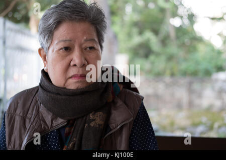 Ritratto di anziano asiatica donna femmina anziani, senior con annoiato, sconvolto, triste espressione. Foto Stock