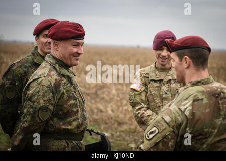 KOVIN, Serbia -- i paracadutisti da Grado Co. 2a Bn., 503rd Reggimento di Fanteria, 173rd Airborne Brigade parlare di paracadutisti dall esercito serbo's 63a Brigata paracadute dopo un salto in volo durante l'esercizio Double Eagle 17. Esercizio Double Eagle è una azienda multi-nazionale a livello di inserimento airborne esercizio che intendono migliorare il rapporto tra gli Stati Uniti e Serbia, e rafforzare la sicurezza regionale. Foto Stock