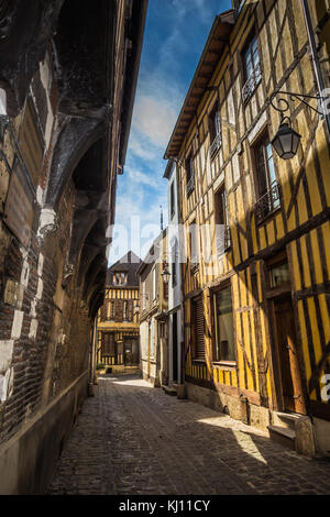 Una via caratteristica di Troyes Francia - architettura tudor Foto Stock
