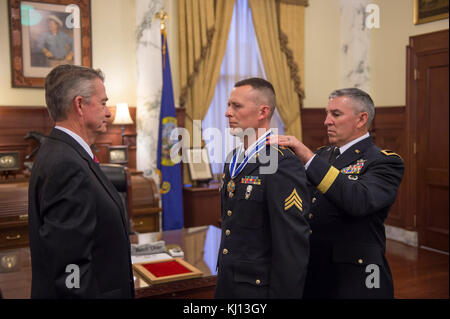 Lt. Gov. Il chiodino a testa laterale poco e Briga. Gen. Michael Garshak, commander, Idaho National Guard, presentato Sgt. Andrew Vincent con l'Idaho croce nell'ufficio del governatore nov. 16, 2017. Vincent, dell'Idaho Esercito Nazionale Guardia, ha ricevuto la medaglia per azioni eroiche il 5 marzo 2016. In quella data, Vincent eseguita a provvedimenti salvavita su un individuo coinvolto in un incidente automobilistico sulla Interstate fino al medico di aiuto potrebbe arrivare. Vincent's azioni hanno contribuito a rivivere l'uomo. Anche se il singolo è morto quattro giorni più tardi, la sua famiglia è stata in grado di spendere ulteriore tempo con lui prima della sua morte. L'Idaho Foto Stock