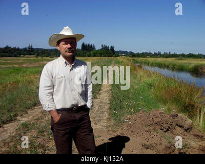 Uomo in bianco hat stand Foto Stock