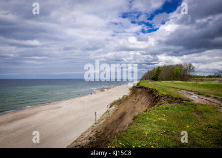 Scogliera tra Trzesacz e villaggi di Rewal nella Voivodato Pomeraniana occidentale della Polonia Foto Stock