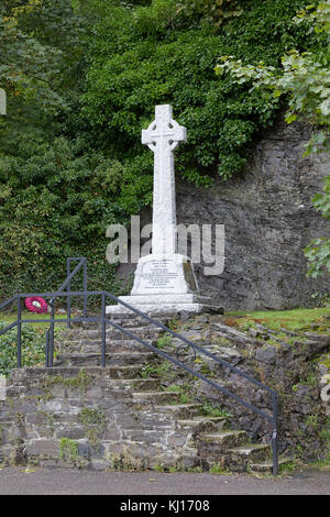 Monumento ai caduti in guerra a fianco di un896 sul loch davanti a lochcarron North Shore di loch carron. wester ross. costa ovest della Scozia e sulla costa nord 500 route Foto Stock