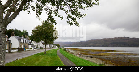 Parte della costa nord 500, l'A896 verso nord est lungo il loch anteriore del lochcarron con il litorale di loch carron, Ross-shire, SCOZIA Foto Stock