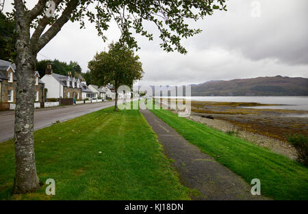 Parte della costa nord 500, l'A896 verso nord est lungo il loch anteriore del lochcarron con il litorale di loch carron, Ross-shire, SCOZIA Foto Stock