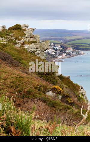 Devoniano inferiore mica scisto sperone di roccia in scogliere frastagliate di Sharp Tor, telaio una vista di Salcombe, South Devon, Regno Unito. Foto Stock