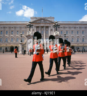 Modificare le protezioni a Buckingham Palace a Londra Foto Stock