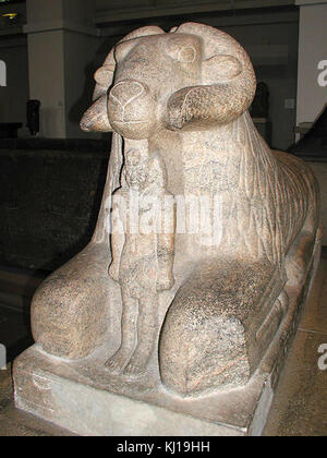 Statua in granito di Amon nella forma di una ram proteggere re Taharqa, British Museum Foto Stock