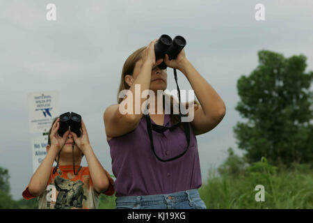 Madre e figlio di condividere un momento insieme mentre birdwatching Foto Stock