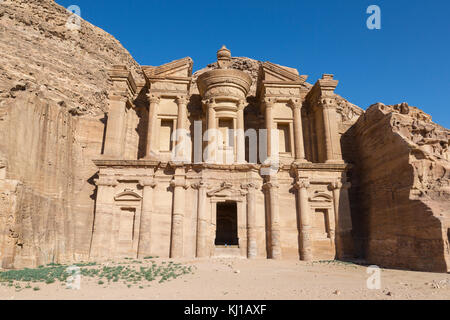 Il monastero Al Deir in Petra, Giordania Foto Stock