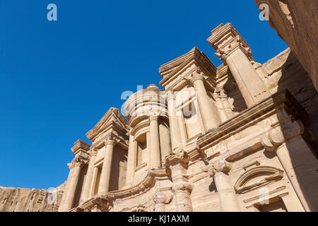 Il monastero Al Deir in Petra, Giordania Foto Stock