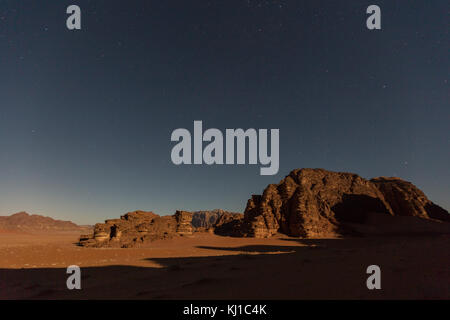 Wadi Rum di notte durante la luna piena, Giordania Foto Stock
