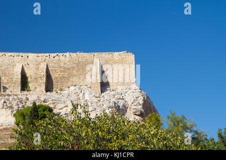 Atene, Grecia: Ottobre 12, 2017: vista del nord ovest della parete dell'acropoli di Atene. Foto Stock