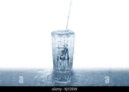 Acqua fresca versando in vetro. Isolato su bianco con tracciato di ritaglio Foto Stock