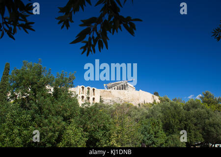 Atene, Grecia: Ottobre 12, 2017: vista dell'acropoli parete e tempio del Partenone, attraverso gli alberi, in Atene, Grecia. Foto Stock