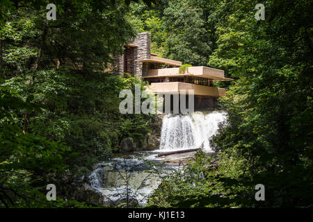 Fallingwater o Kaufmann Residence, progettato da Frank Lloyd Wright, Pennsylvania, STATI UNITI D'AMERICA Foto Stock