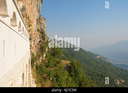 Paesaggio di montagna dall'altezza del monastero di Ostrog Foto Stock