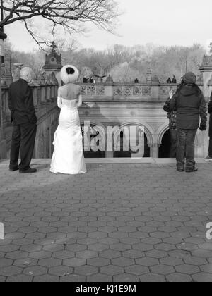 Sposa nel Parco Centrale della Città di NY in attesa...B&W Foto Stock