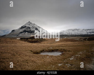 Arnarstapi, un villaggio ai piedi del monte Stapafell tra Hellnar village e Breiðavík fattorie sul lato meridionale della penisola di Snaefellsnes Foto Stock