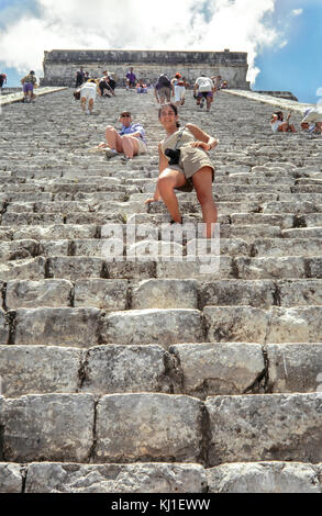 Turisti che conquistano la piramide principale di Chichen Itza. Persone uconosciute che visitano la piramide di Kukulkan a Chichen Itza, Yucata Foto Stock