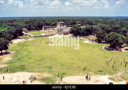 Grande palla e il tempio dei giaguari, Chichen Itza, Messico Foto Stock