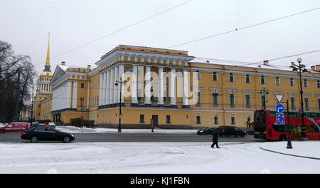 L'Ammiragliato edificio è l'ex sede della Admiralty Board e la Imperial marina russa a San Pietroburgo, Russia e attuale sede della Marina russa l edificio è stato ri-costruito nel XIX secolo per sostenere il Tsar's maritime ambizioni. Il progetto originale era un cantiere fortificato che in seguito è stata circondata da cinque bastioni e inoltre protetto da un fossato. Stile Impero edificio oggi visibile il rivestimento della Admiralty Quay è stato costruito a Andreyan Zakharov del design tra il 1806 e il 1823. Foto Stock