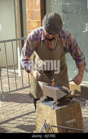 La dimostrazione dal vivo di un vecchio fabbro su un mercato provenzale. chesnut festival di Cagnes sur mer in costa azzurra - novembre 2017 Foto Stock