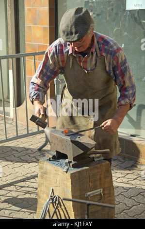 La dimostrazione dal vivo di un vecchio fabbro su un mercato provenzale. chesnut festival di Cagnes sur mer in costa azzurra - novembre 2017 Foto Stock