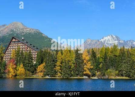 Il villaggio di Strbske Pleso, Slovacchia - 15 ottobre 2017: vista dell'hotel patria nel villaggio di Strbske Pleso su Alti Tatra sfondo. Foto Stock