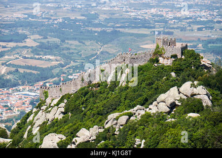 La vista del castello dei mori, arroccato sulla cima del inaccessibile scogliera rocciosa con la royal tower su molto alto, Sintra, Portogallo. Foto Stock