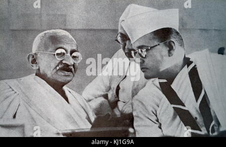 K. Mohandas Gandhi e Subhas Bose, importanti leader indiani di libertà di movimento, al quarantanovesimo Congresso Nazionale Indiano nel 1938. Subhas Chandra Bose (1897 - 1945), nazionalista indiano la cui sfida il patriottismo ha fatto di lui un eroe in India, il cui tentativo durante la II Guerra Mondiale per liberare l'India britannica di regola con l aiuto della Germania nazista e il Giappone imperiale a sinistra di un travagliato legacy Foto Stock